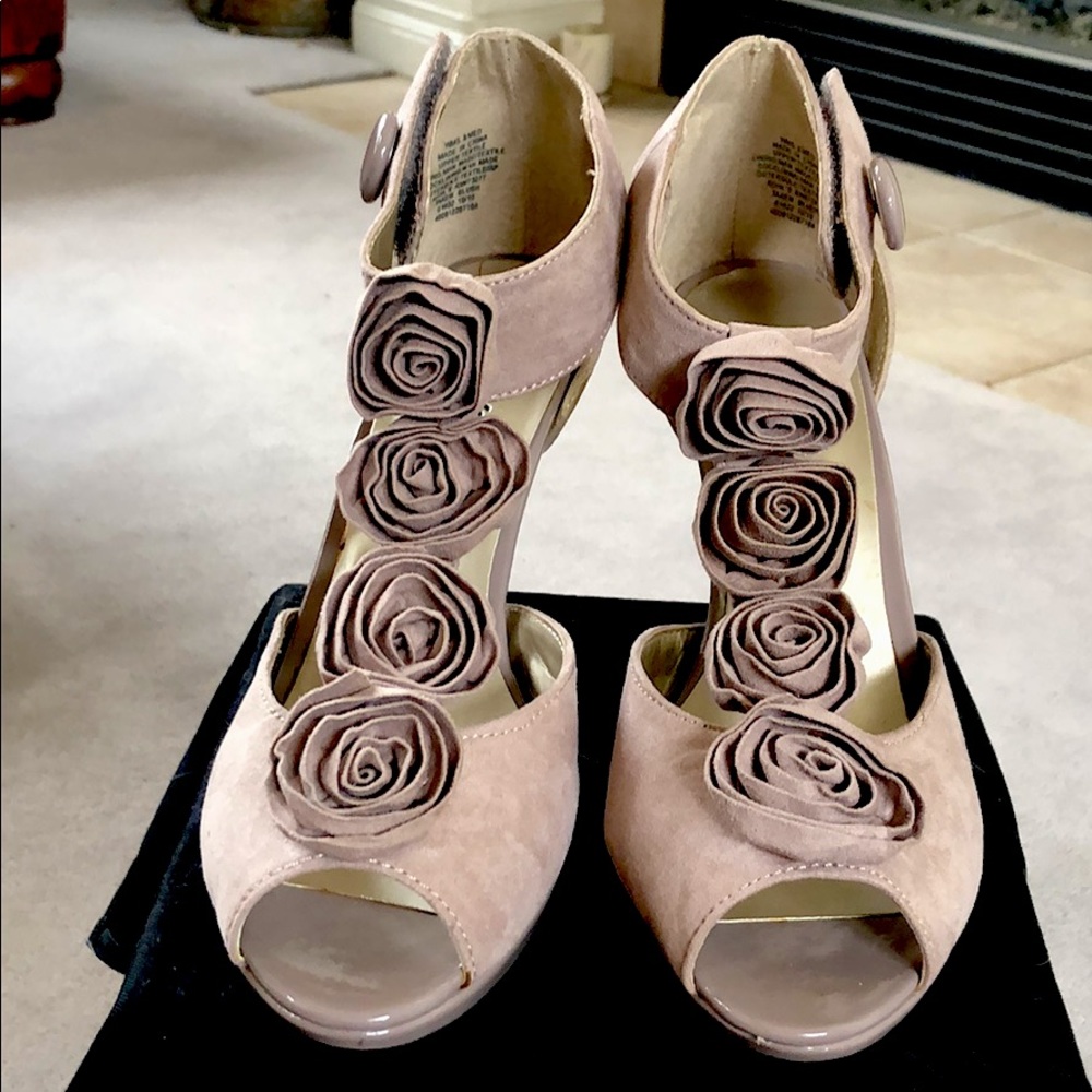 Candie's Taken Blush Rosette Flower Pumps Sz 8 New